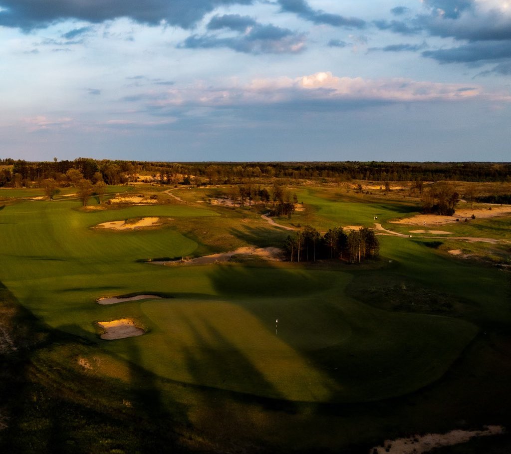 SK_Rice_Photo's tweet photo. “For this game you need, above all things, to be in a tranquil frame of mind.” -Harry Vardon

Sand Valley - Hole #12

#skricephotography #golfphotography #aerialgolfphotography #dronegolfphotography #sandvalley #golfasitwasmeanttobe #pgachampionshipweek #dreamgolf https://t.co/Dq2ycXnXrm