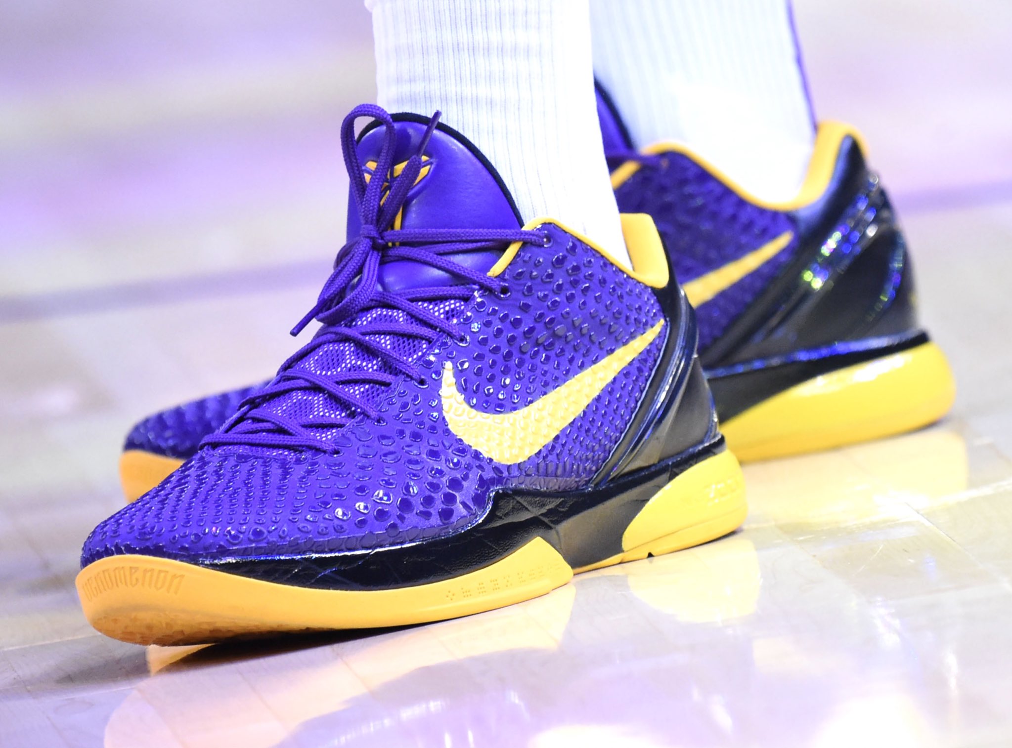 Anthony davis gold shoes 2025