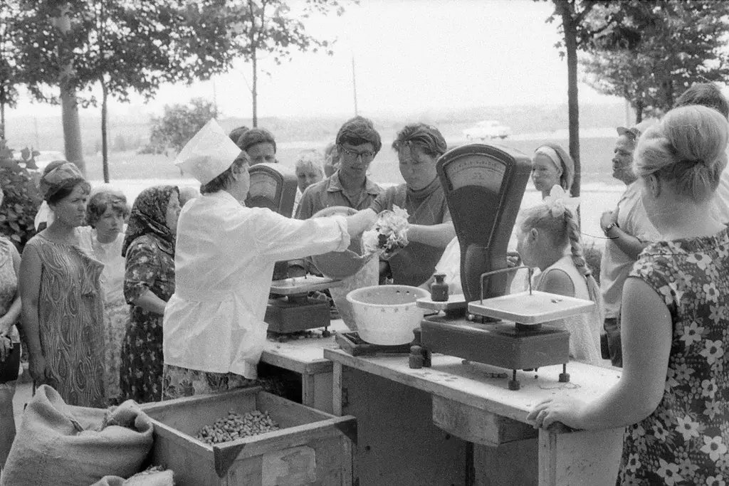 Источники советского времени. Советская торговля. Уличная торговля в СССР. 1970 Год СССР. Советские люди.