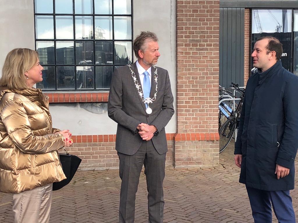 Gem_DenHelder's tweet photo. Mayor ⁦@bgmJandeBoer⁩ welcomes ⁦@CvNieuwenhuizen⁩ Demissionair Minister for Infrastructure and Water Management and ⁦@VSinkevicius⁩ EU Commissioner for Environment, Oceans and Fisheries at the EMD Event in Den Helder. #emd2021 #maritime #blueeconomy https://t.co/eben2djLXx