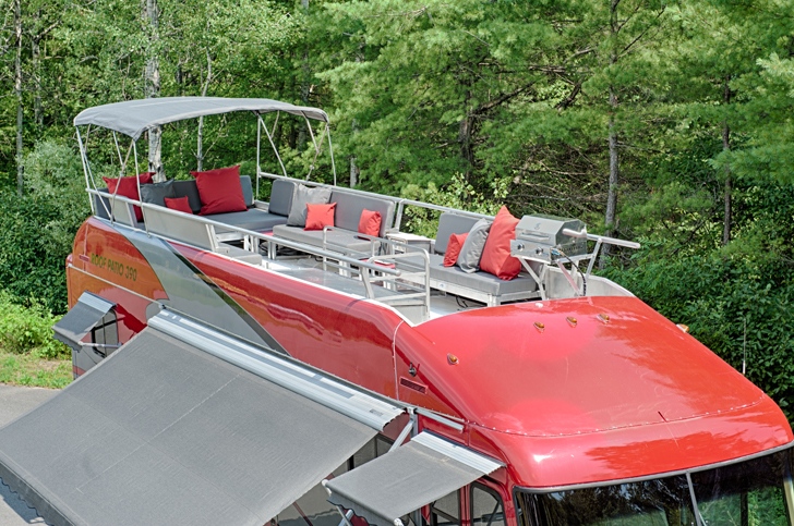 Airstream Skydeck

First time I’ve seen one of these in person. A motorhome with a rooftop patio that accommodates 15 people. It takes less tan a minute to fold up the seats and the safety rails. 

#rvlife #camping
#fulltimervers
#airstream
#fulltimervlife
#travelswithlucky