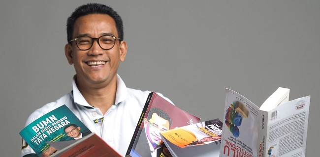 rmbantencom's tweet photo. Refly Harun: Telegram Kapolri Berlaku Untuk Jajaran Polri, Tak Bisa Jadi Dasar Penerapan Pasal - https://t.co/d6vhyP6enD https://t.co/fZR13Zl9Cb #HRS2021 #TesSwab @ReflyHZ @RamliRizal @DPR_RI @AdhieMassardi https://t.co/Qsbwm7ozIn