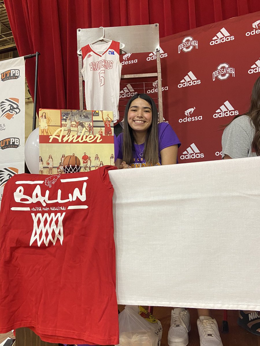 coach_chapa's tweet photo. Congratulations to @aamberrrleee on achieving your goal to play at the next level. May your future endeavors be fueled by your passion and the favor of God! We are truly blessed to have been apart of your journey.  #BaLLiN 🔥 https://t.co/sKhySOPpXG