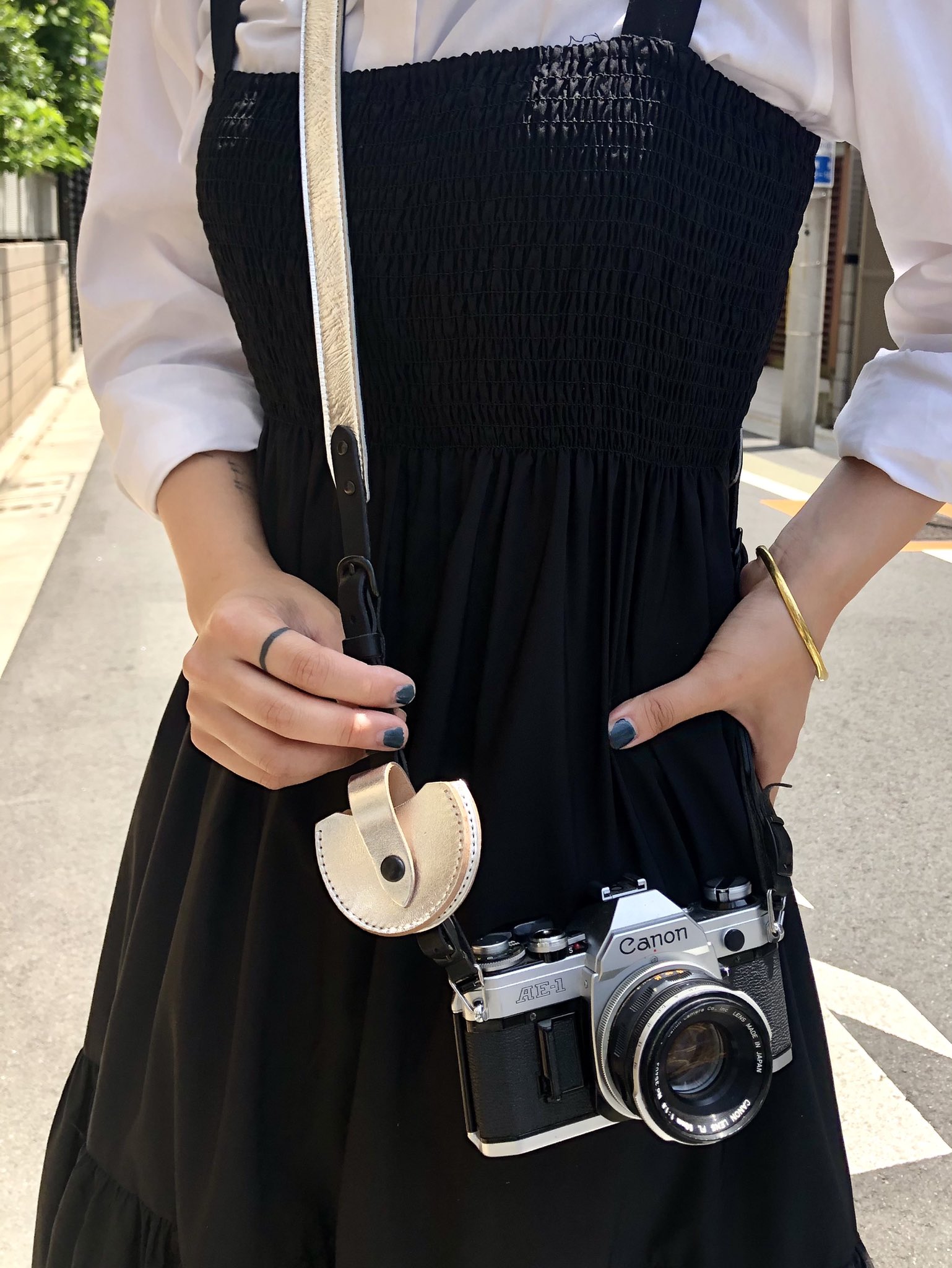 Monogram On Twitter 今日のmonogram 店舗で販売中の シルバースリムカメラストラップ と シルバーレンズキャップ ホルダー S の組み合わせ シルバーとブラックのツートーンでかっこいいです 長めの作りで調節できる部分が少なめなので ぜひお店で一度お