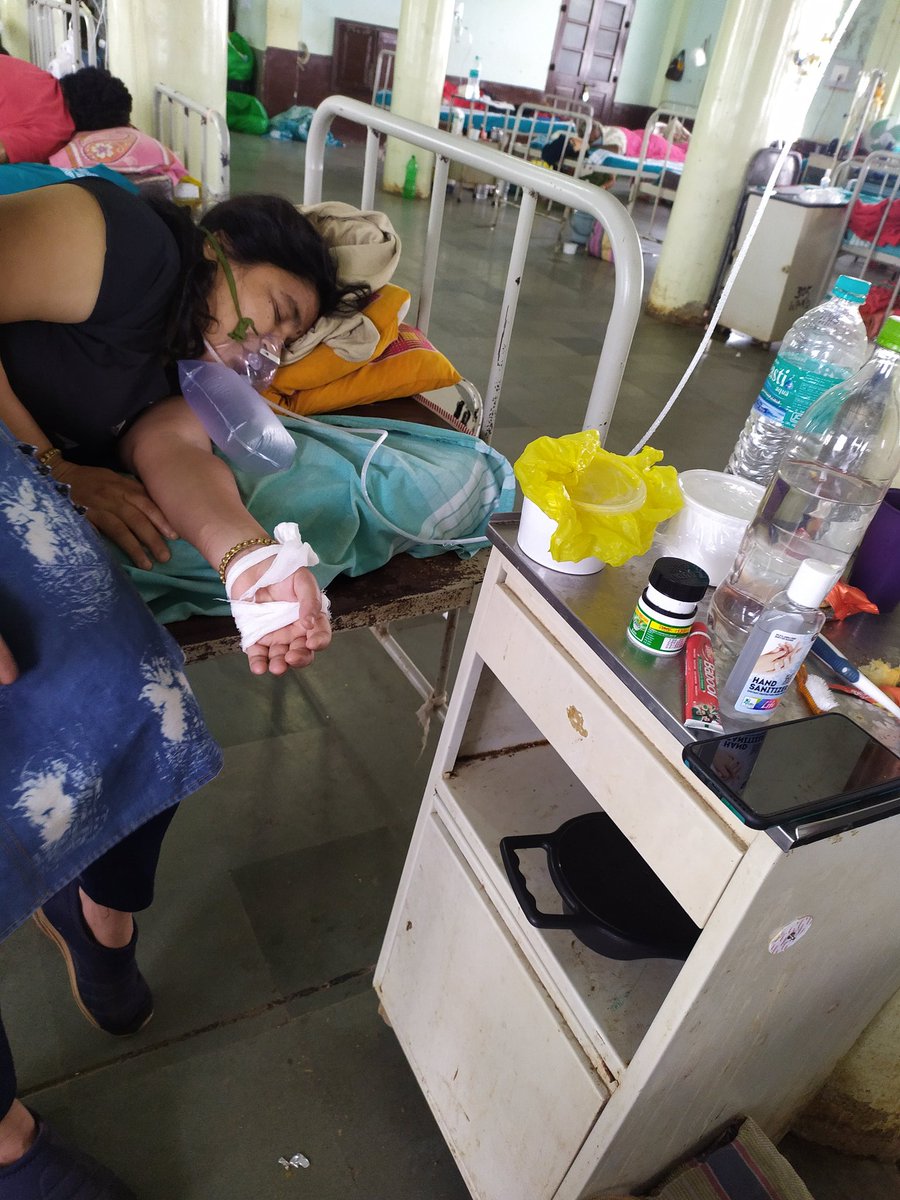 LaxmanC13520095's tweet photo. I m Laxman Chavan this is my wife Renuka Chavan oxygen leval is very low admitted at KMC Hubli Karnataka she requared ventilator since yesterday doctors are saying noventilator I have fourdoughters what should I do she is craying to home I hv to say plshow me the way pl https://t.co/JYpJZsijtu