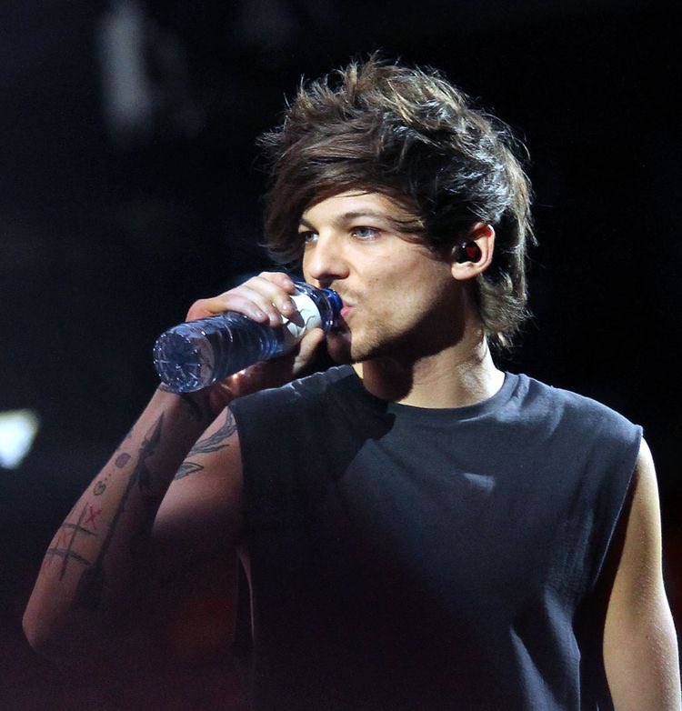 C_jhonson2004's tweet photo. fotitos de louis tomando agüita para recordarles que tomen agüita 

I vote #Louies for #BestFanArmy at the #iHeartAwards https://t.co/vxVrVMqe1F