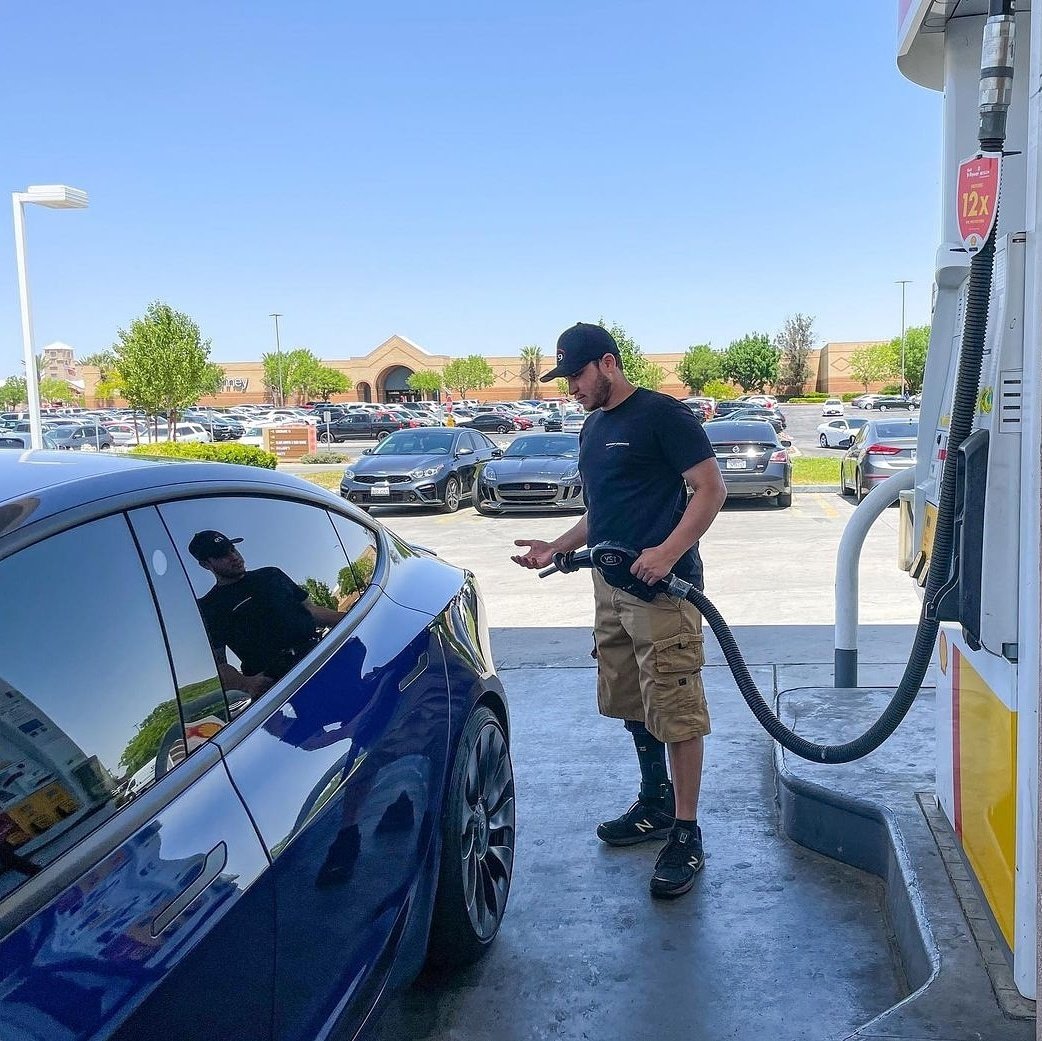 evehicledotcom's tweet photo. Reposted from IG @da_nightcrawler Anyone know how to pump gas in these Tesla’s? #eriders #Tesla

https://t.co/c6YMZb8iiw https://t.co/i1w8nVwBfV