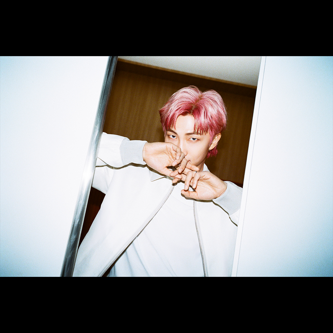 melon's tweet photo. #멜론 #스테이션 <BIGHIT MUSIC RECORD> 오픈 D-1🎙

빅히트 뮤직 전용 프로그램 <BIGHIT MUSIC RECORD>의
첫 타자는 바로❗️#방탄소년단 입니다💜

멤버별 개인사진 먼저 풀어드릴게요 📸
스레드까지 확인하세요👇🏻

#멜론스테이션 #BIGHITMUSICRECORD
#BTS #방탄 #Butter #BTS_Butter
@BTS_twt https://t.co/4LcW57GSrA