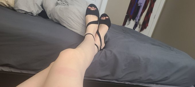 New shooooes https://t.co/mPcpO0CzyO