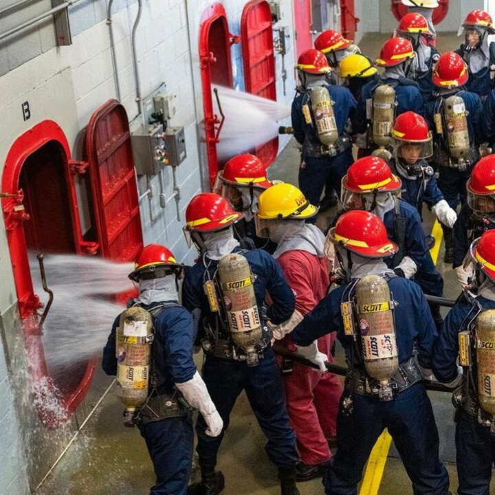 NavyJobsChuckTn's tweet photo. Firefighting training! Every Sailor learns emergency readiness at Boot Camp–comment to ask us anything about firefighting training below. ⬇️#ForgedByTheSea https://t.co/dR22QwRrkm https://t.co/ihkdH6ww4G