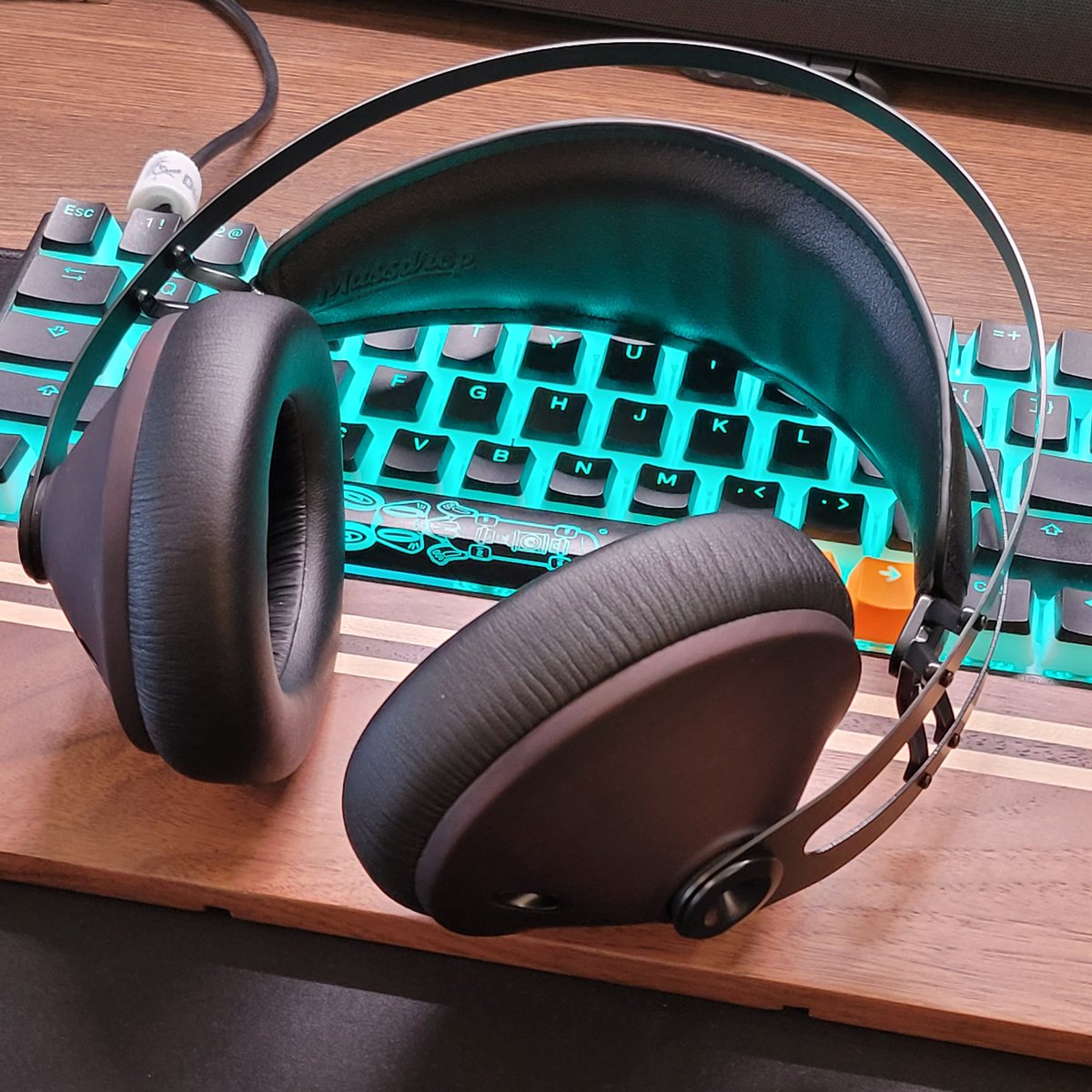 gorobros's tweet photo. Dropから、Massdrop x MEZE 99 Noir が到着。
200ドルの密閉型ヘッドホン。
木製ハウジングは質感良く、ヘッドバンドの装着感も良いです。
音は別売バランスケーブルに変えると解像度が上がり、ウッドハウジングの響きもあいまって、なかなかの良音に。低音も結構出ます。オススメ。
#meze99 https://t.co/ULlFJtlysn