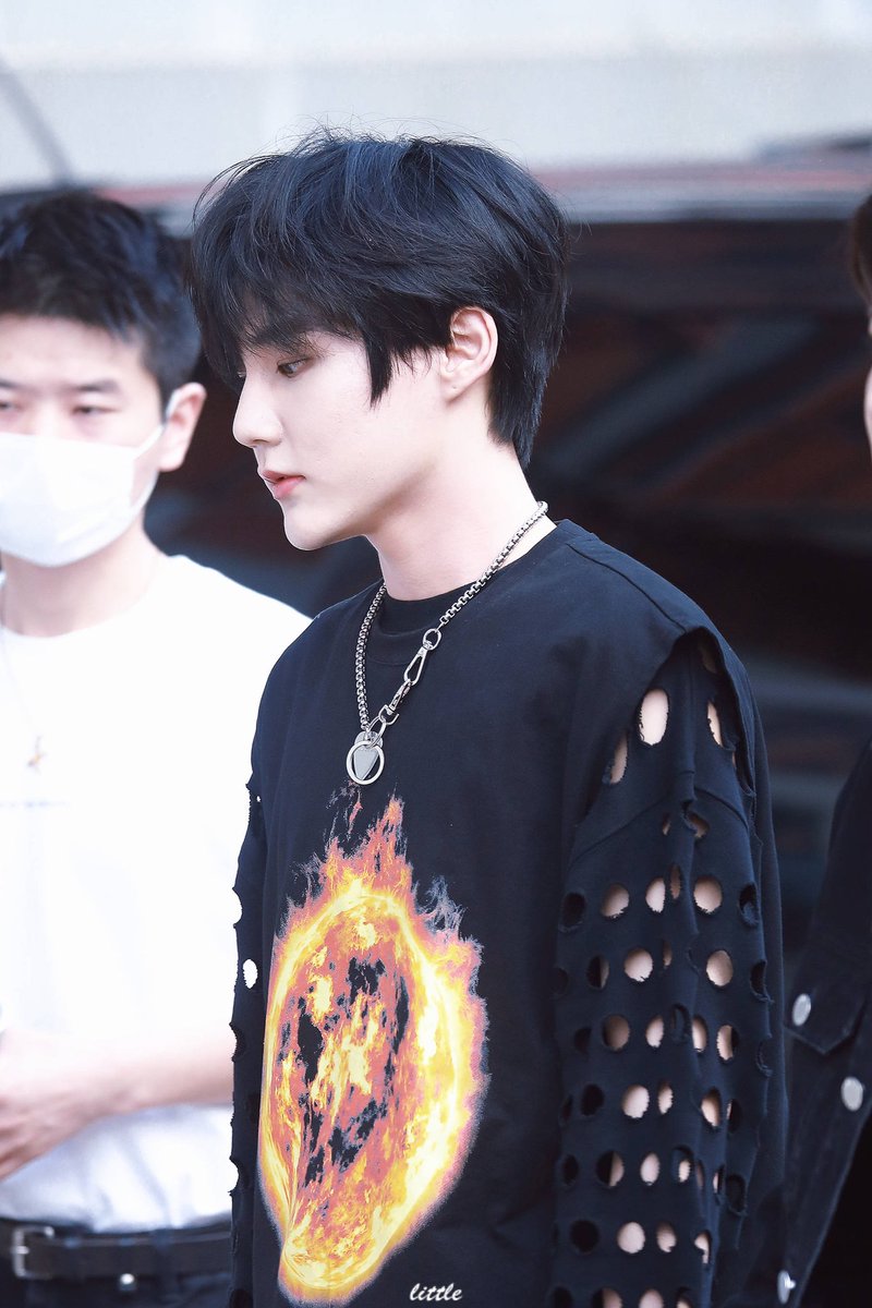 quanzhebr's tweet photo. [#HQ] 17.05.20 - Li Quanzhe a caminho das gravações para o programa 'Youth and Melody' | cr. nas imagens

#LiQuanzhe #李权哲 #NEXT https://t.co/MxXd8NpFbf