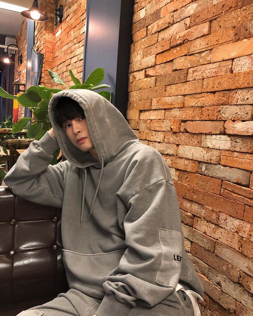 JYinheart's tweet photo. @itsjaskim @Moondongbin He's also naturally beautiful and don't need a filter like EW. He really has a small face since debuted.. no need STRONG filter to make one 😏 https://t.co/lZSu91qHVo
