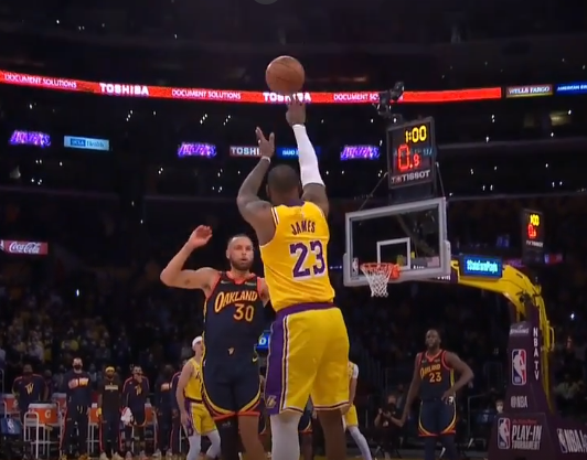 6toHombreLATAM's tweet photo. La foto del día. La cara de Curry lo dice todo. https://t.co/cJEiw0aTdz