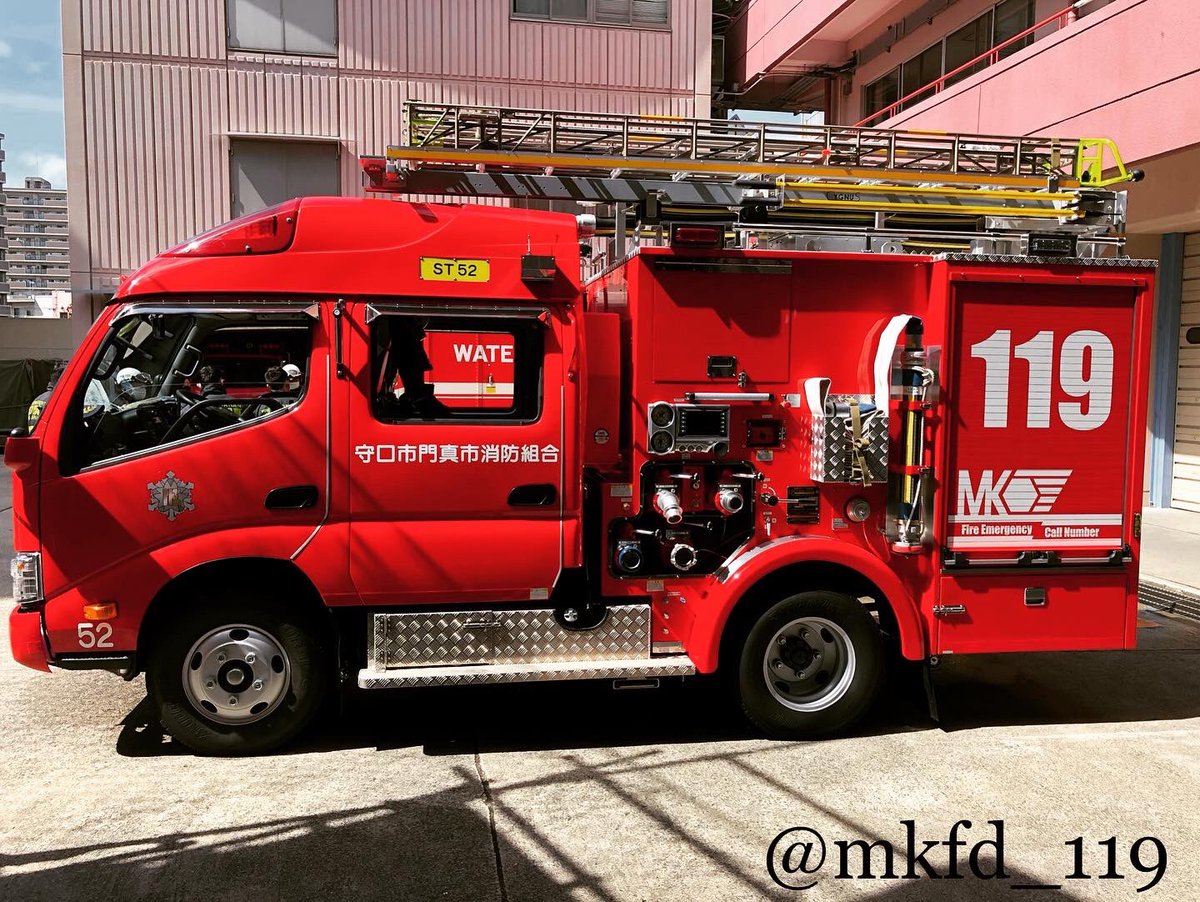 今年3月から運用している最新の小型タンク車です。 これまでのデザイン