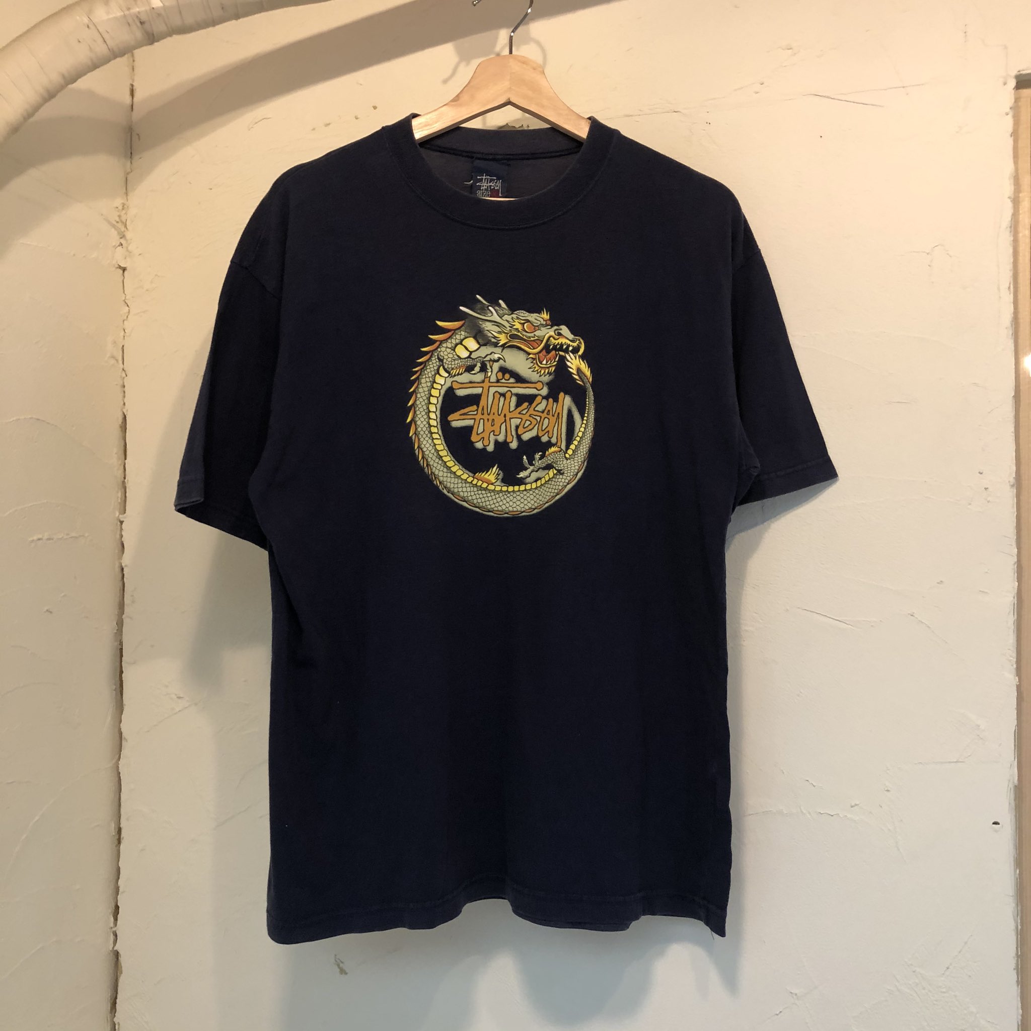 キカザル New Stussy Dragon Print Tee Made Im Australia Size M ドラゴンとstussyロゴがどどんっとprintされたtシャツです 深めのネイビーカラーで使いやすく合わせやすい一枚です 女の子が甘辛mixできてもかわいいと思います