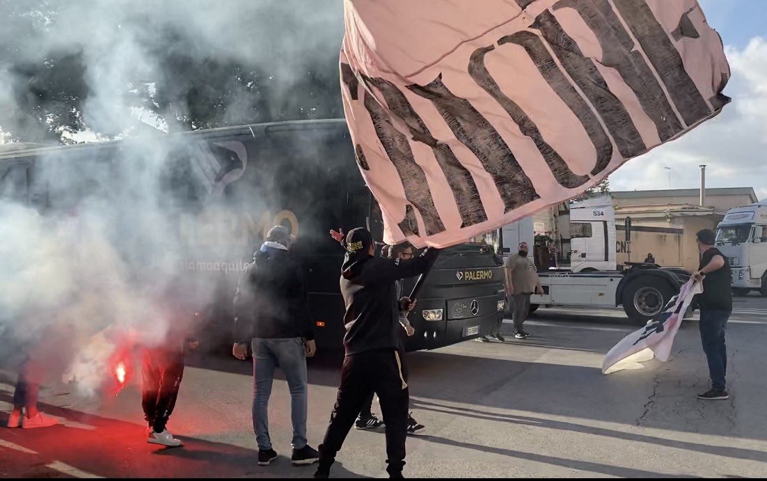 L’accoglienza dei tifosi del #Palermo al porto dopo la vittoria a Castellammare di Stabia. Oggi si conoscerà l’avversario del prossimo turno. Andata domenica, ritorno mercoledì prossimo. Vi aspettiamo stasera (alle 21) a #TgsStudioSport