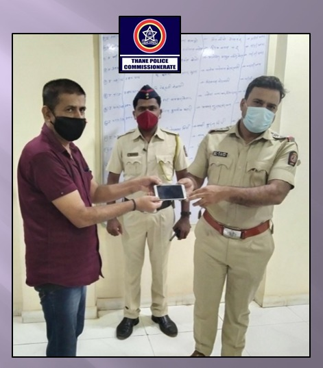 ThaneCityPolice's tweet photo. हिललाईन पो.ठा.प्रॉपर्टी मिसिंग नंबर २२४/२०२१ मधील हरविलेल्या मोबाईल तांत्रिक तपासाद्वारे शोधून फिर्यादी यांना परत केला. #ReturnOfProperty https://t.co/lIb4qJBMPc
