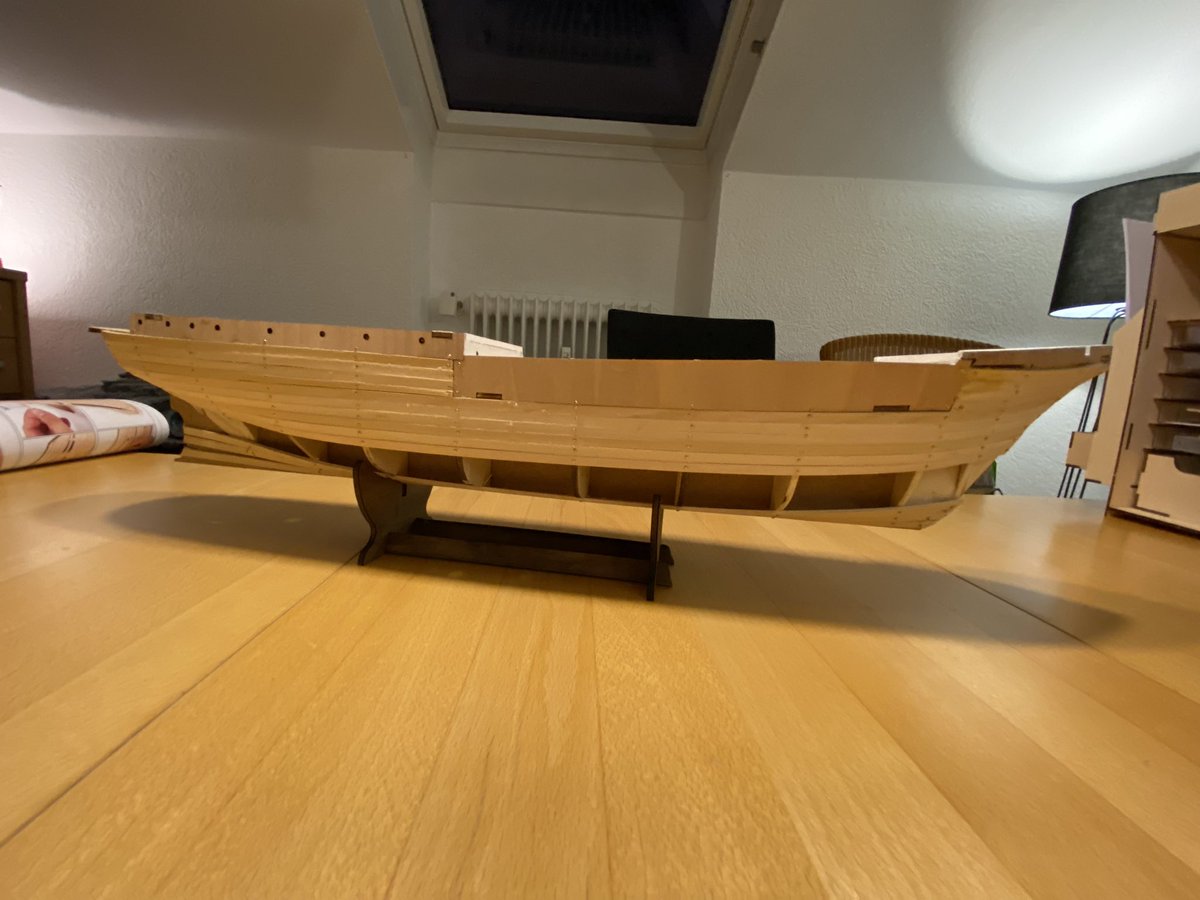 hydrojean_kopp's tweet photo. Es ist einfacher als ich erwartet hatte, aber es dauert unglaublich lang. 
Beide Seiten sehen übrigens gleich aus, da immer symmetrisch beplankt wird, sonst kommt zu viel Zug rein. Die Planken sind schon ordentlich verspannt. #OcCre #Endurance #Modellschiff https://t.co/AZCZZcYjFf