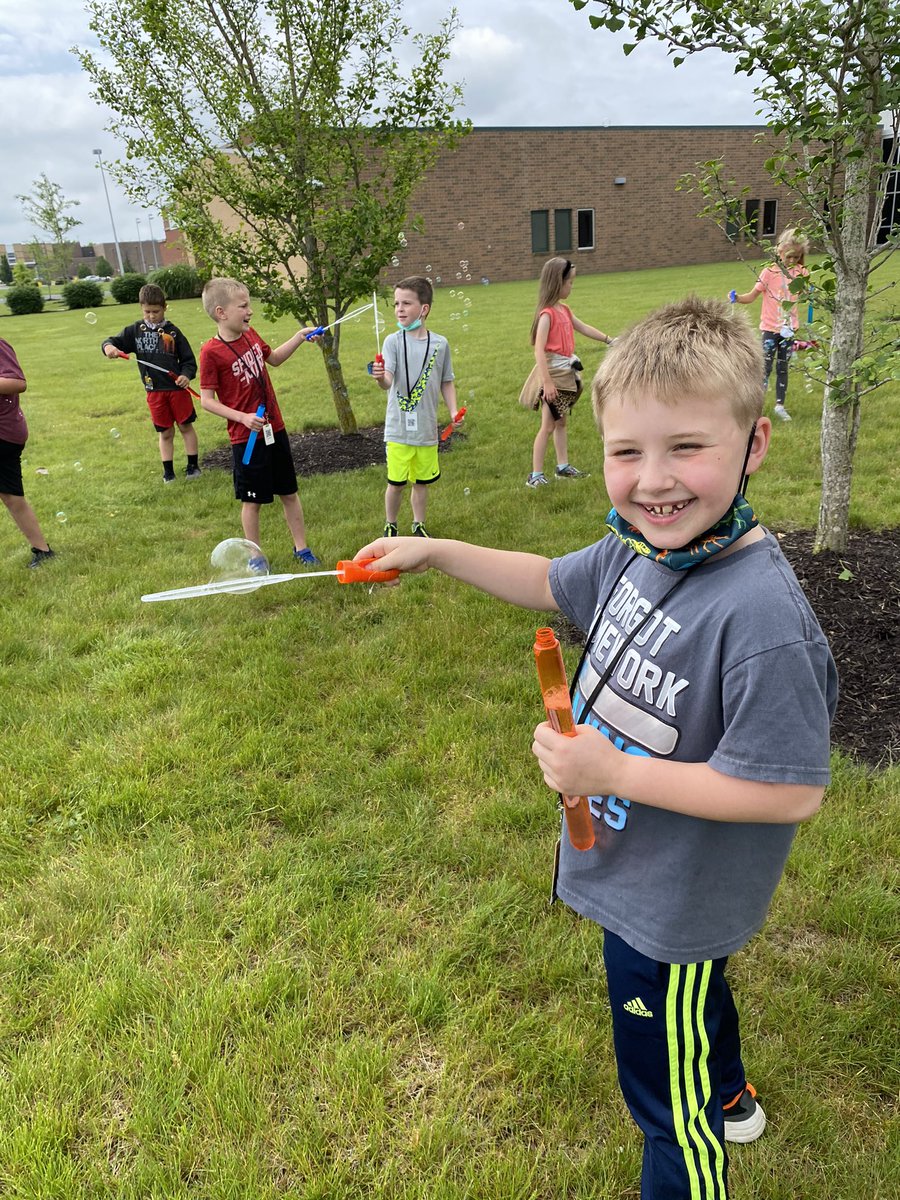 HornadayTweets's tweet photo. Ice Cream Sundaes and Bubbles... What more could you ask for? #Days5and4of10DayCountdown #WeRMV @FESElem @mvcsc_district #2ndGrade https://t.co/Yh4A4YnUMk
