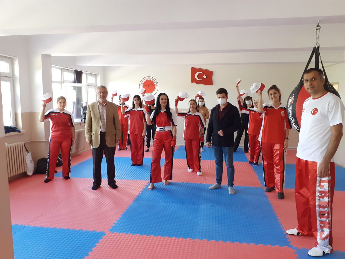 SosyalveKltrel's tweet photo. Gençlik Spor İlçe Müdürü Muzaffer Arslan Kicboks antrenmanımızı ziyaret etti ve katılımcılara Gençlik Spor İl Müdürlüğünün hediyelerini takdim etti.
@AhmetKasik 
@MertcanAriturk 
@SefaatliMyo https://t.co/QSJhIQMwQ2