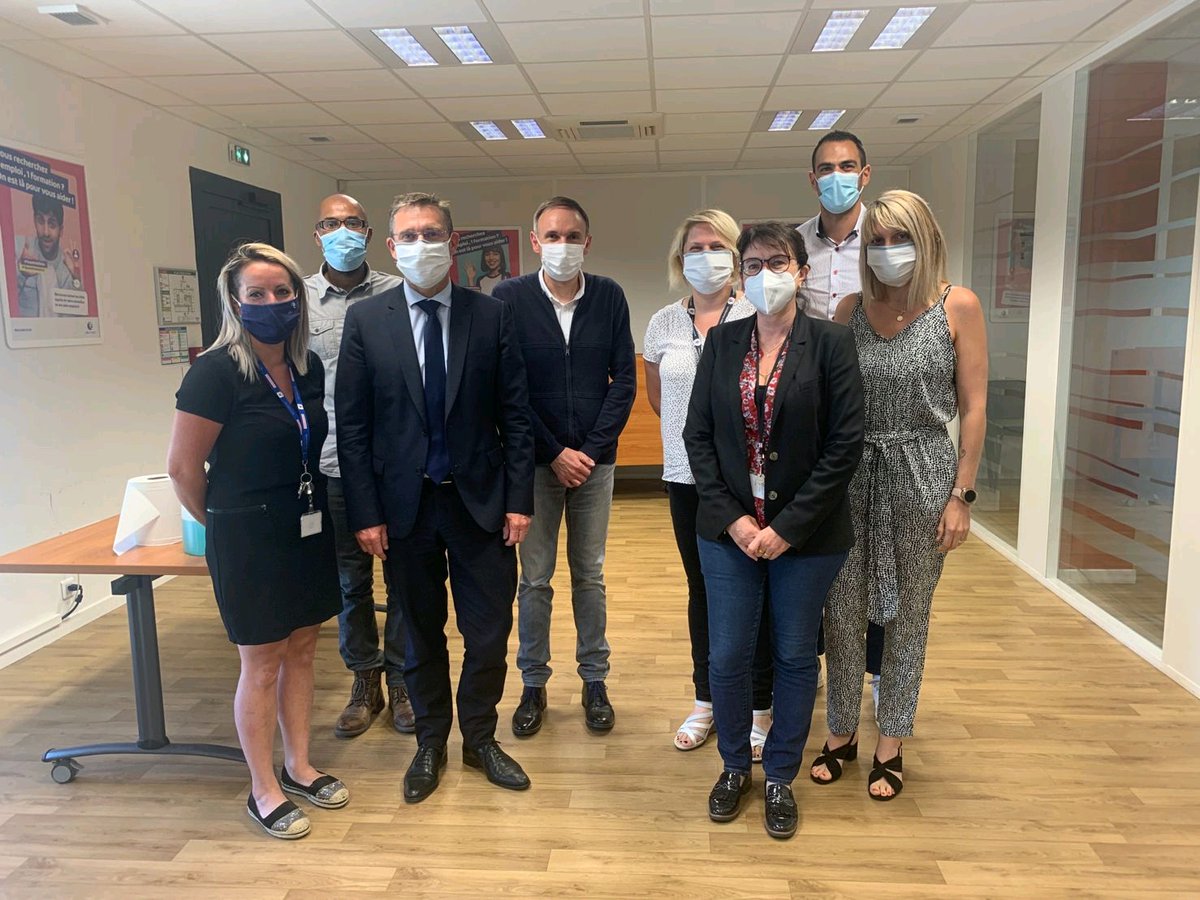 Marjorie_Veyrat's tweet photo. Frédéric TOUBEAU, Directeur Régional Pôle emploi en visite à l'agence de Tournon pour un moment d'échange basé sur la présentation des actions et projets d'actualité par les conseillers et l'équipe de direction.
#fièredenotreéquipe #inspiration #partage https://t.co/5WZ3C2zQP1
