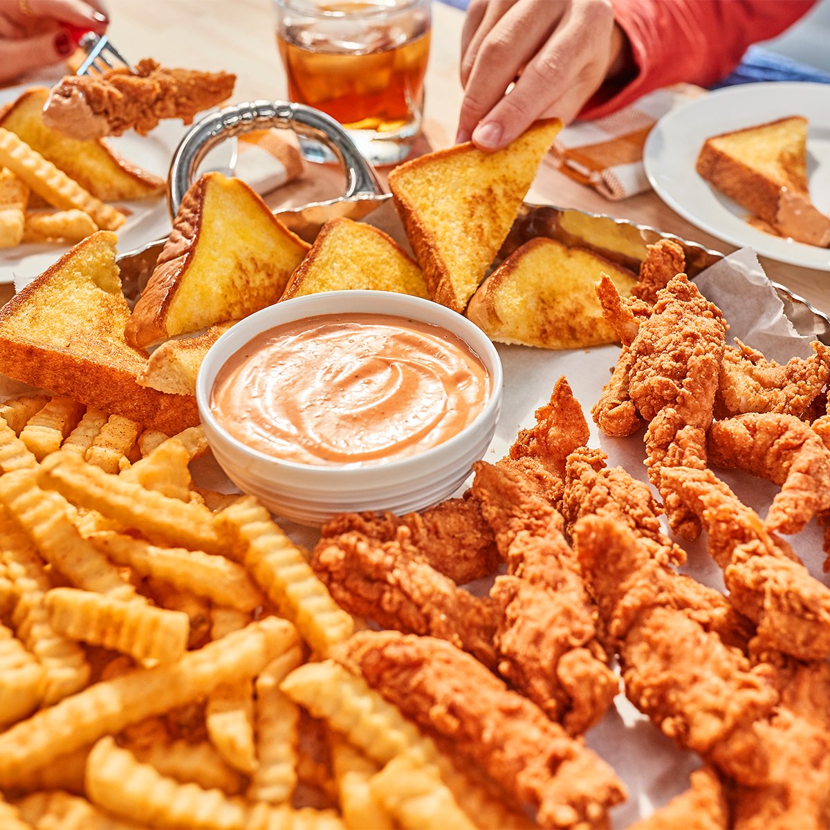 FLMayhem's tweet photo. Almost time for our game vs Dallas - which means it's almost time for you to win a free #MatchTimeMeal from @Zaxbys!
RT this post and tag a friend you'd share some chicken with for a chance at a $10 gift card π https://t.co/NhQ5yAZZf6