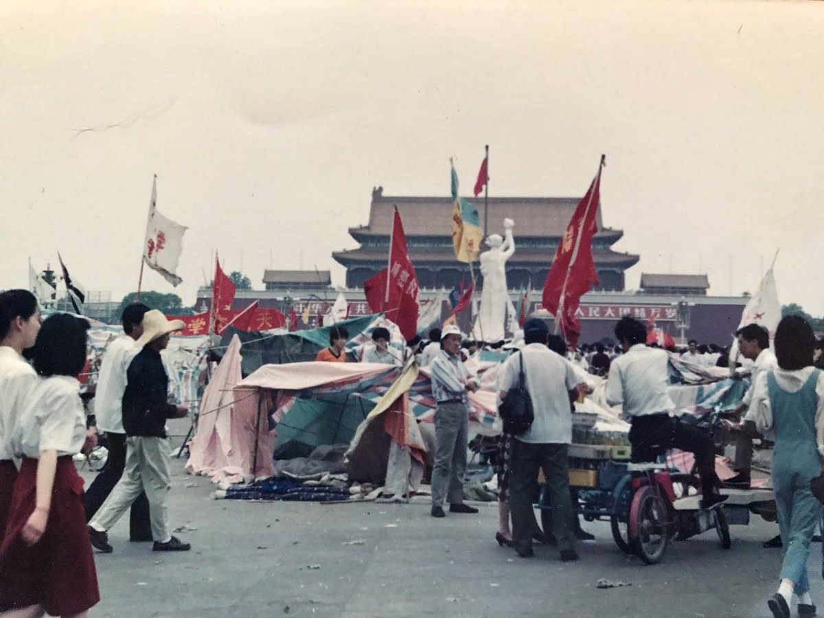 xiaomiwang1's tweet photo. 圖一 4月底或者5月初在政法大學看大字報。圖二應該是民主女神像立起來不久。從後面拍的。圖三是屠殺之後的東單商場門口。圖四是從網友那裡拷貝的。
1989天安門大屠殺從6月3號晚上開始，6月4號並沒有結束，因為後來他們公開槍斃了許多市民，不能忘記這一點。 https://t.co/AYeZhiX5UH