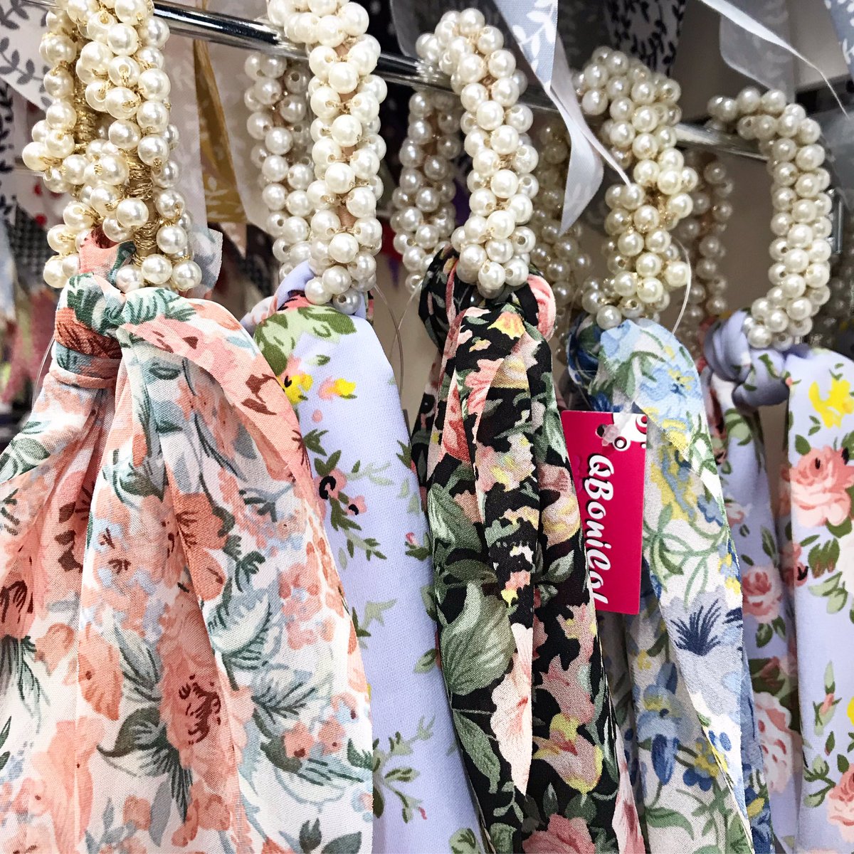 QBoniCo's tweet photo. Nuevos coleteros de perlas con pañuelo de flores 🌺🌸🌼

#coleteros #accesoriosparaelpelo #complementos #tendencias #nuevatemporada #primavera #verano2021 #qbonico #manchareal https://t.co/em2iKfd6XX