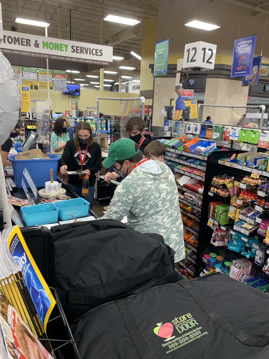 Devin_Eskew's tweet photo. Really loved being able to have the kids share some of their vacation time helping others. #storetodoor @StoretoDoorPDX https://t.co/njfnffzNl9