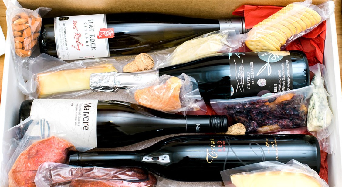 HolidayInnExpTo's tweet photo. Vantage Venues' virtual wine and cheese workshop, shipped directly to you, is literally a party in a box! Learn more at @vantagevenues. #vantagevenues #torontoevents #torontoeventplanners #virtualteamevents #holidayinnexpresstorontodowntown https://t.co/Aqzg5YGY7f
