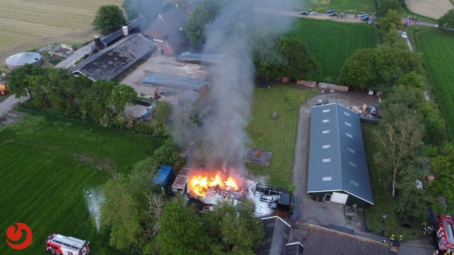 Flinke vlammen bij uitslaande brand in schuurtje Wijnjewoude