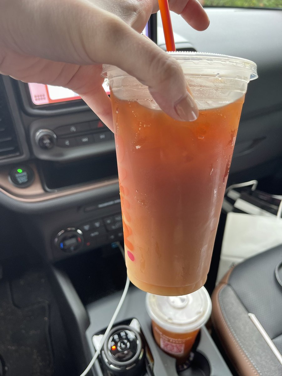 linseyface's tweet photo. @dunkindonuts did you change the way you make a latte? 2nd time in a week I ordered a latte and it came out looking for like this https://t.co/yGYxB4f65r
