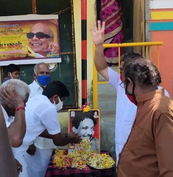 jeevaBScBL31's tweet photo. முத்தமிழ் அறிஞர் டாக்டர் கலைஞர் அவர்களின் 98-வது பிறந்தநாள் விழாவை மு��்னிட்டு. #பரமக்குடி_வடக்கு_நகர்  சார்பில் #11வது_வார்டு திருவுருவப்படத்திற்கு மரியாதை செலுத்தப்பட்டு பொதுமக்களுக்கு இனிப்பு வழங்கப்பட்டது.
@kvmuthuramaling 🖤❤

@Udhaystalin https://t.co/92Ue4xpRR3