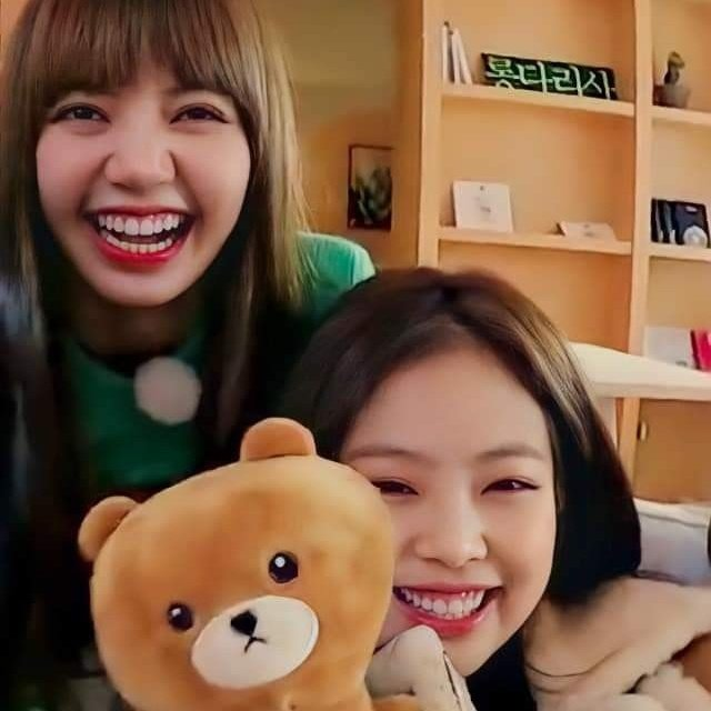 hourlyjnls's tweet photo. #JENLISA #제니 #리사 https://t.co/mTOBCP8WUK