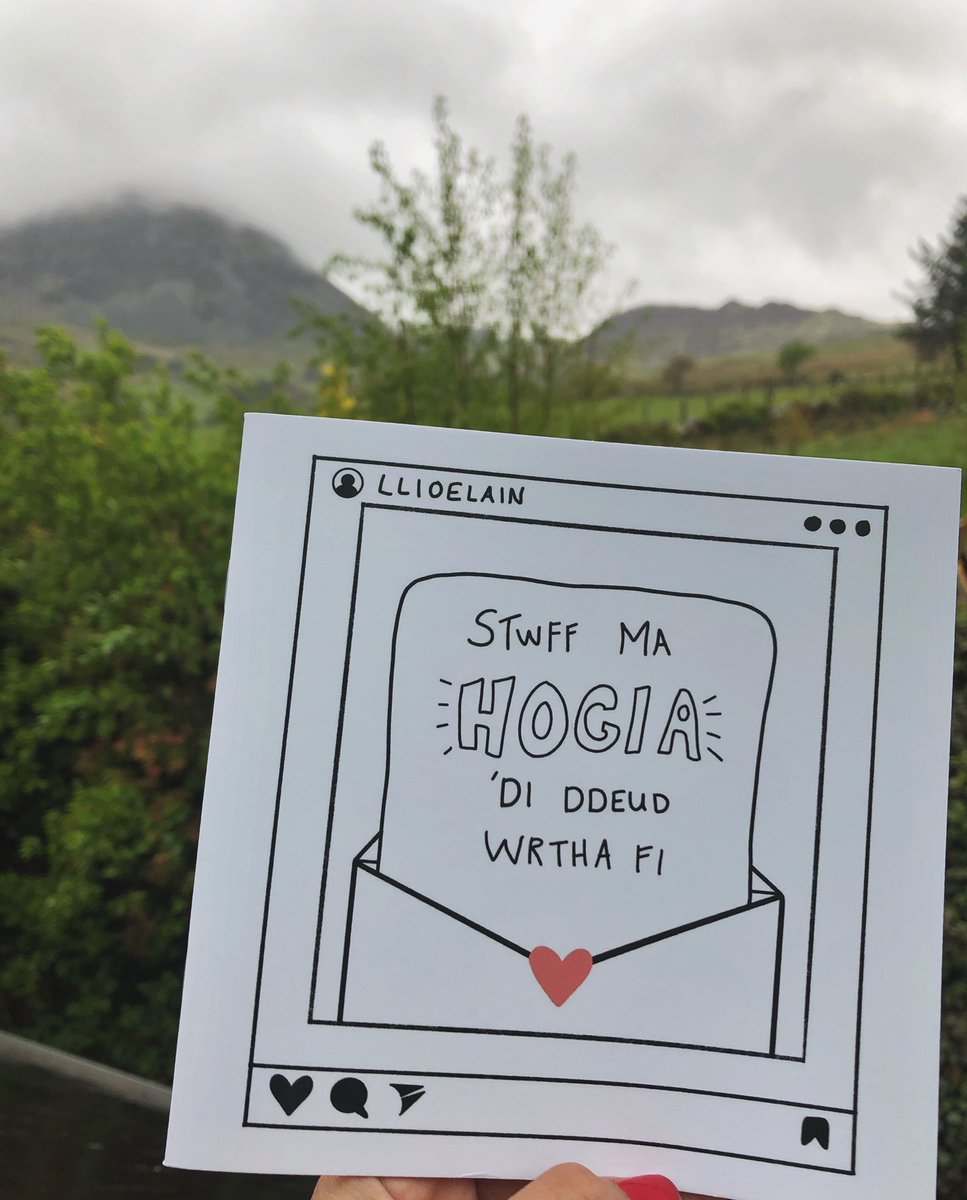 Siop Lyfrau'r Hen Bost (@lyfrau) on Twitter photo 🌸 Casgliad o gerddi <a href="/llioelain/">Llio Maddocks</a> ar gael yn y siop wan!
🌻 Darluniau hyfryd gan <a href="/eerinart/">Celf Erin Thomas Art</a> i gydfynd â’r cerddi hefyd.
⭐️ Dwy o genod Stiniog! ⭐️ 🌸 Casgliad o gerddi <a href="/llioelain/">Llio Maddocks</a> ar gael yn y siop wan!
🌻 Darluniau hyfryd gan <a href="/eerinart/">Celf Erin Thomas Art</a> i gydfynd â’r cerddi hefyd.
⭐️ Dwy o genod Stiniog! ⭐️