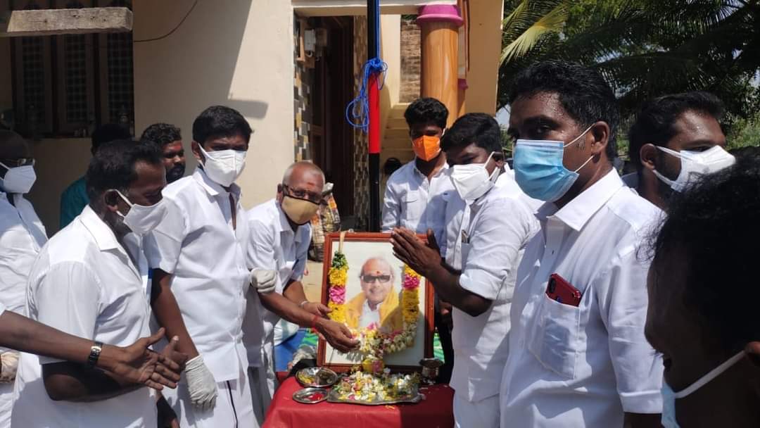 jeevaBScBL31's tweet photo. முத்தமிழ் அறிஞர் டாக்டர் கலைஞர் அவர்களின் 98-வது பிறந்தநாள் விழாவை முன்னிட்டு
#பரமக்குடி_வடக்கு_நகர் சார்பில் #8வது_வார்டு தேவேந்திர நகரில் கழக கொடியினை ஏற்றி  திருவுருவப்படத்திற்கு மரியாதை செலுத்தப்பட்டு பொதுமக்களுக்கு உணவு மற்றும் இனிப்பு வழங்கப்பட்டது.
@kvmuthuramaling 🖤❤ https://t.co/8ibJkgxyLU