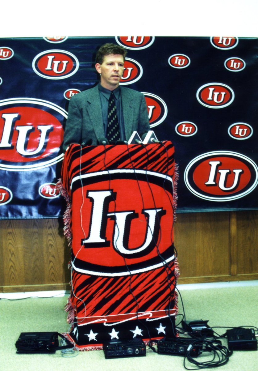 B89Adam's tweet photo. LOOK AT THIS BACKDROP. Via @kbikoff #iufb #LEO #OvalTime https://t.co/SJm2myXcS2