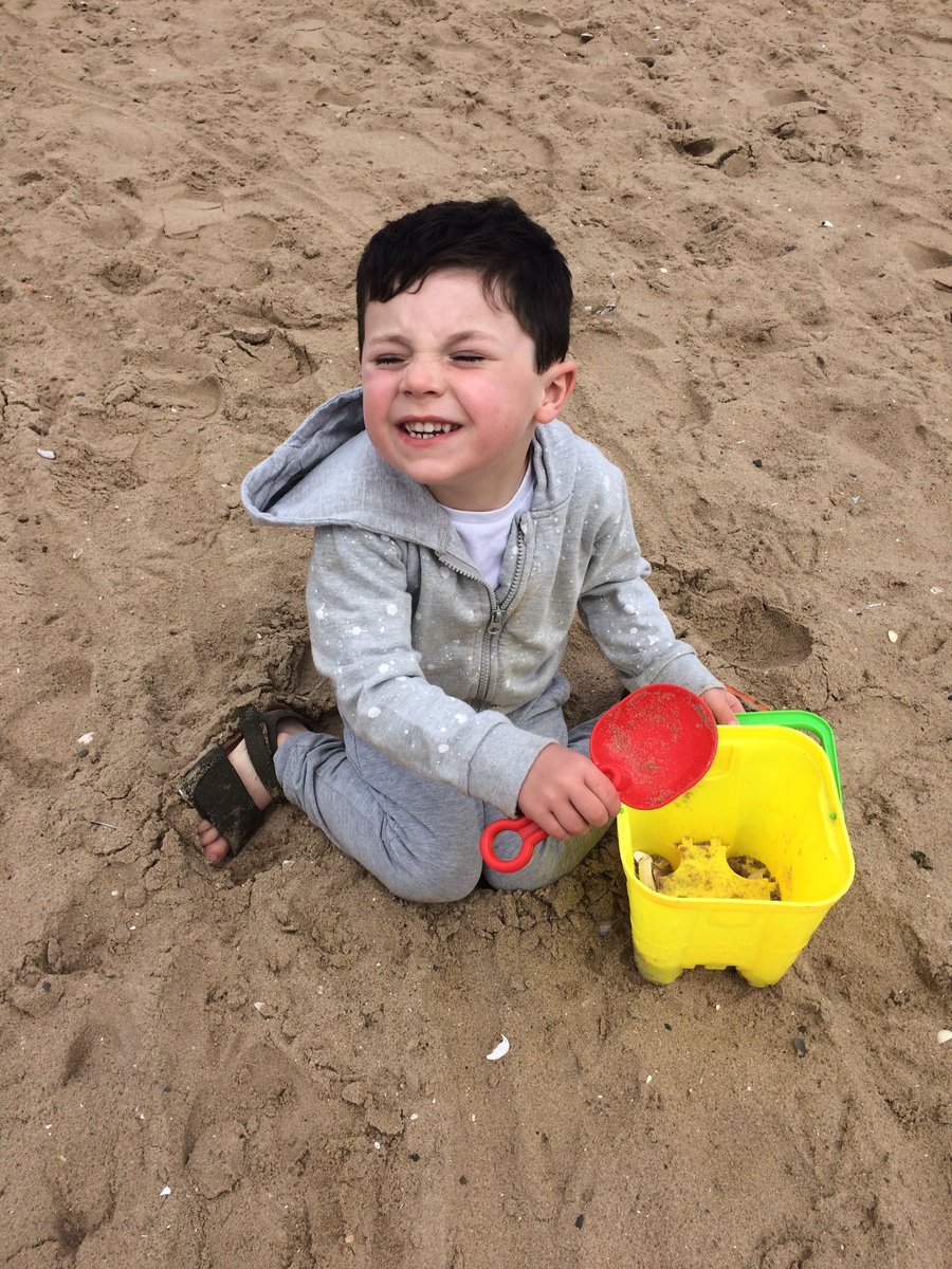 BatesRhian's tweet photo. Had a fun day at the beach today collecting shells for @mrshiller2 🏖 🐚 https://t.co/WzweUZpQUD