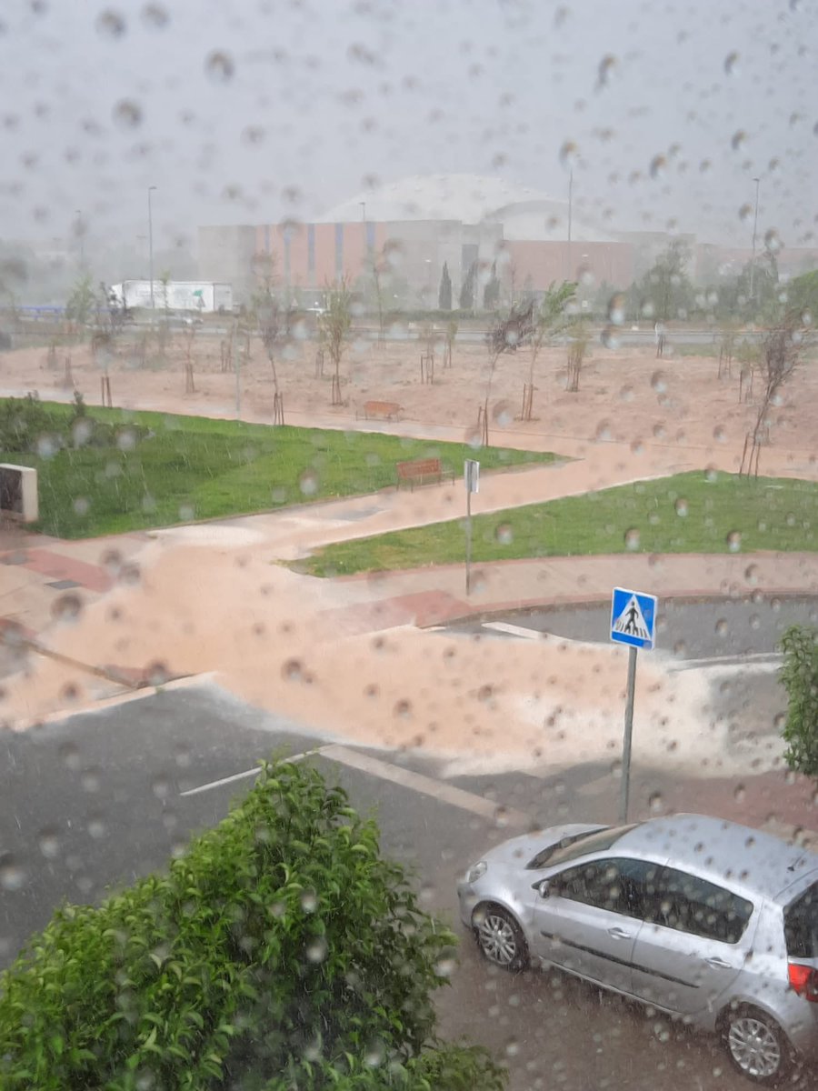 lacavafardachon's tweet photo. Como ya avisamos los vecinos del barrio La Cava-Fardachon, la situación en la que se dejó terminado el parque (sobre todo el camino) nos llevaría a la situación que ha ocurrido hoy. Esperemos que de una vez por todas el @AytoLogrono tome nota antes de que ocurra una desgracia. https://t.co/nZaielJf55
