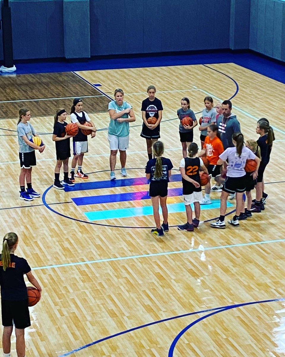 TheEdge2021's tweet photo. We kicked off an exciting week here at The Edge:
ππ½#EvolveWorkouts each & every day.
ππ½Youth Basketball School.
ππ½Youth Baseball indoor practice.
Seeing these kids & other people coming in each & every day is what we've been waiting for at The Edge Sports Complex! Stay tuned! ππ½ https://t.co/vIlUDXU42T