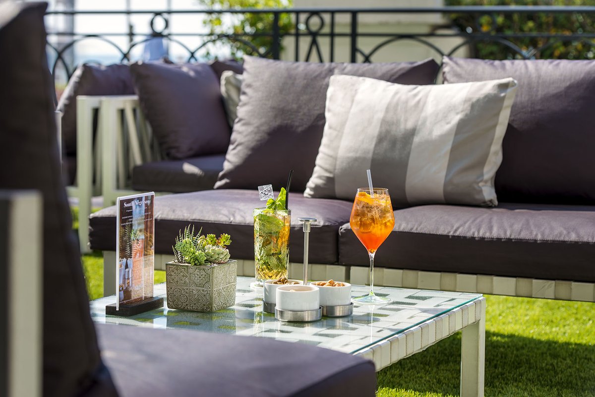 NegrescoHotel's tweet photo. Qu'ils sont agréables ces instants passés à la terrasse du #37PROM ! #Cocktails d'inspiration, #champagne #spiritueux la carte imaginée par notre #ChefBarman Frédéric Kurtz est riche et variée.

#LeNegresco  #CetÉtéJeVisiteLaFrance #OnATousBesoinDuSud #ExploreNiceCotedAzur https://t.co/84XBzKuzXr