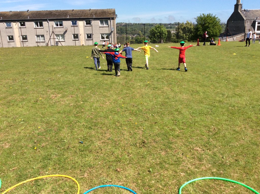 room3P2's tweet photo. Sports Day fun in the sun. We all helped to earn points for our Houses. @woodside_school https://t.co/UvdSHc14w7