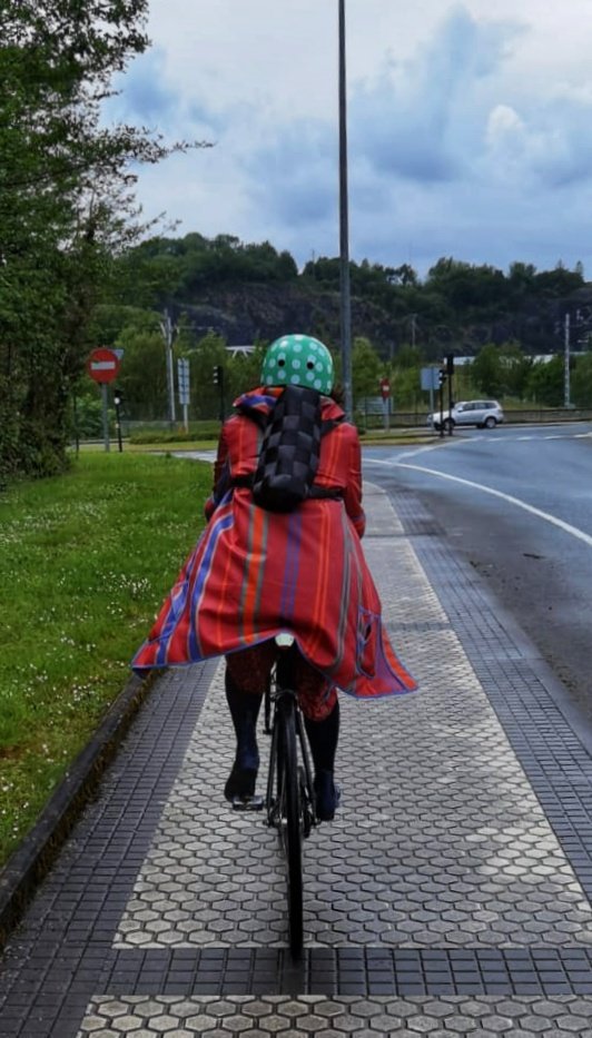 Amarenak's tweet photo. 🚴TXIRRINDULA🚴
Sabías que hoy es el #díamundialdelabicicleta? El medio de transporte más sostenible que existe y... mi favorito!! #historiasquesellevanpuestas
⛑️#miner
👜#slowbag_by_tytti
🧥 #kaikubasquero @Lartigue1910
 #basquestyle #basquedesigner #basquedesigner #bikestyle https://t.co/t89xcxiuOy