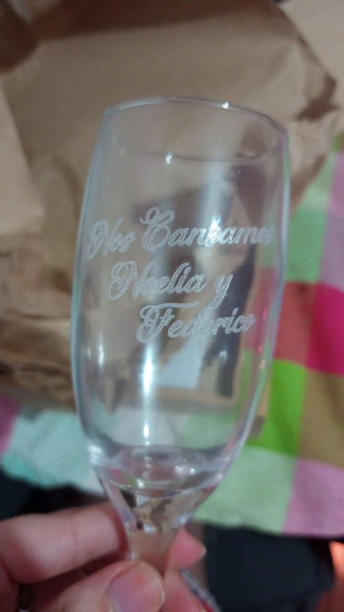 AguusGallo's tweet photo. Se casa mi amiga y quisieron hacerle un regalo. Debería decir "nos casamos" pero al tipo del encargo le pareció que lo que sugería el autocorrector era más sensato https://t.co/fqhqtMiiW4