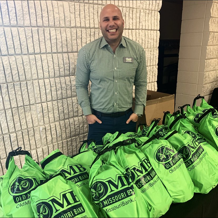 ShandaTrautman's tweet photo. Smiles! Hugs! Handshakes! Seeing many fabulous people in person! #teamOMB & #SGF pride!
A wonderful Thursday morning & I’m bursting with that post #GoodMorningSGF energy.
Thank you @SGFChamber, @EvangelUniv & @CityofSgf for an inspiring #StateofSGF2021.
#loveSGF #417land https://t.co/Nd9aPUuhgj