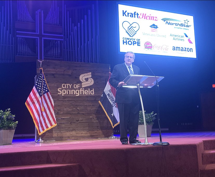 ShandaTrautman's tweet photo. Smiles! Hugs! Handshakes! Seeing many fabulous people in person! #teamOMB & #SGF pride!
A wonderful Thursday morning & I’m bursting with that post #GoodMorningSGF energy.
Thank you @SGFChamber, @EvangelUniv & @CityofSgf for an inspiring #StateofSGF2021.
#loveSGF #417land https://t.co/Nd9aPUuhgj