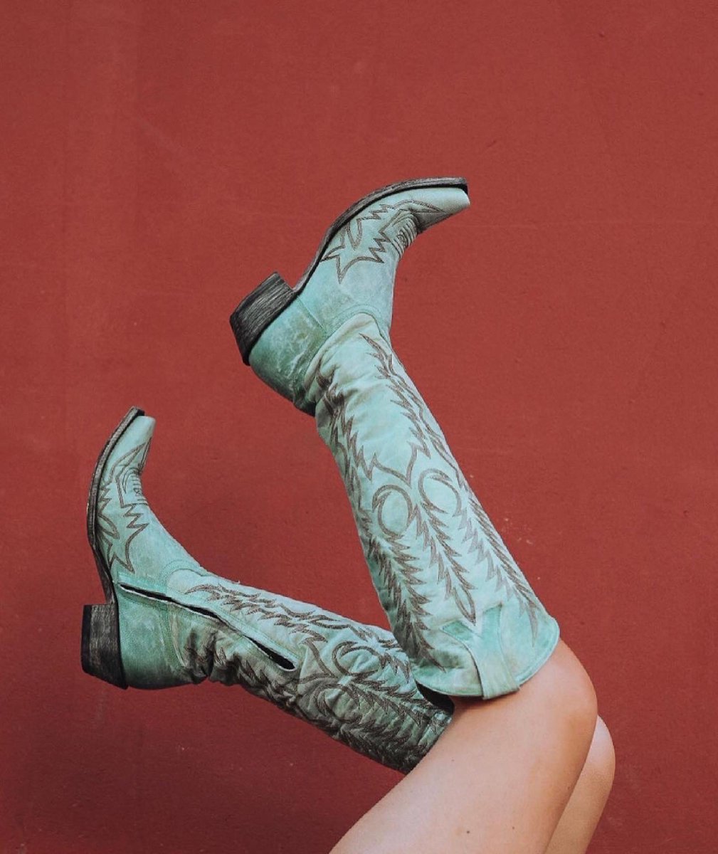 lexxleverette's tweet photo. when the boots are this bitchin’, they deserve their own post ⚡️💃🏼🪐 https://t.co/iW1Drc906d