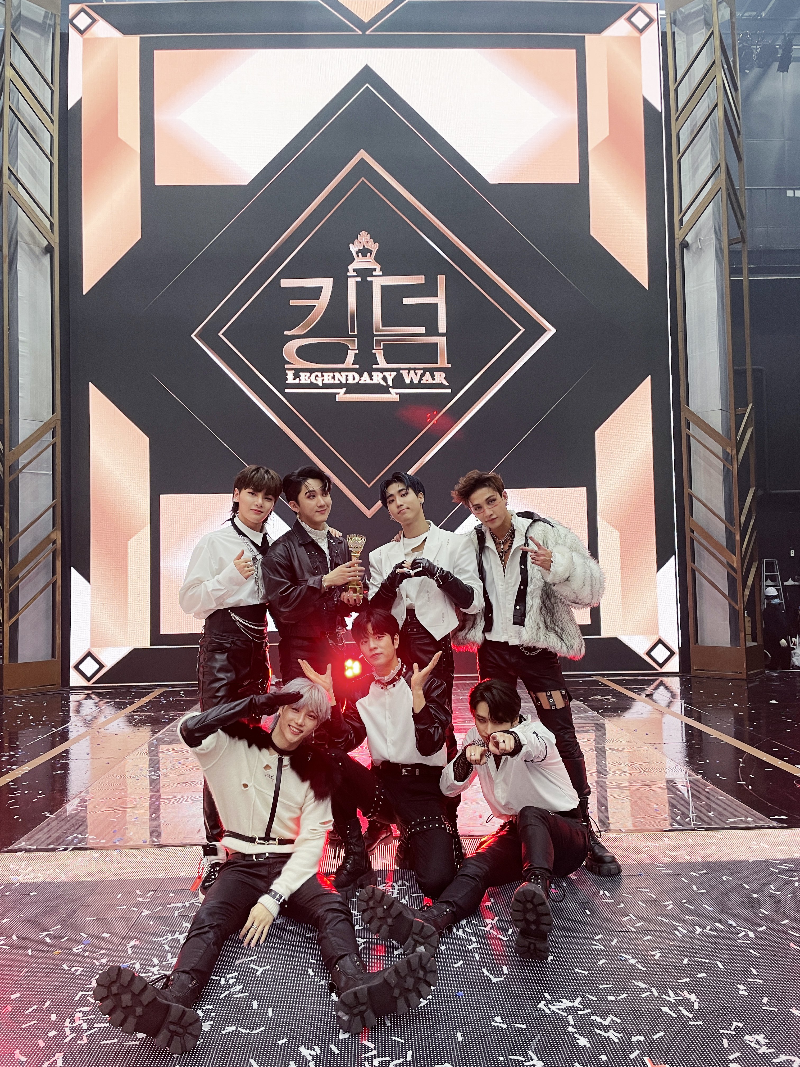 Amazon.co.jp: Stray Kids スキズ kingdom キングダム 写真集