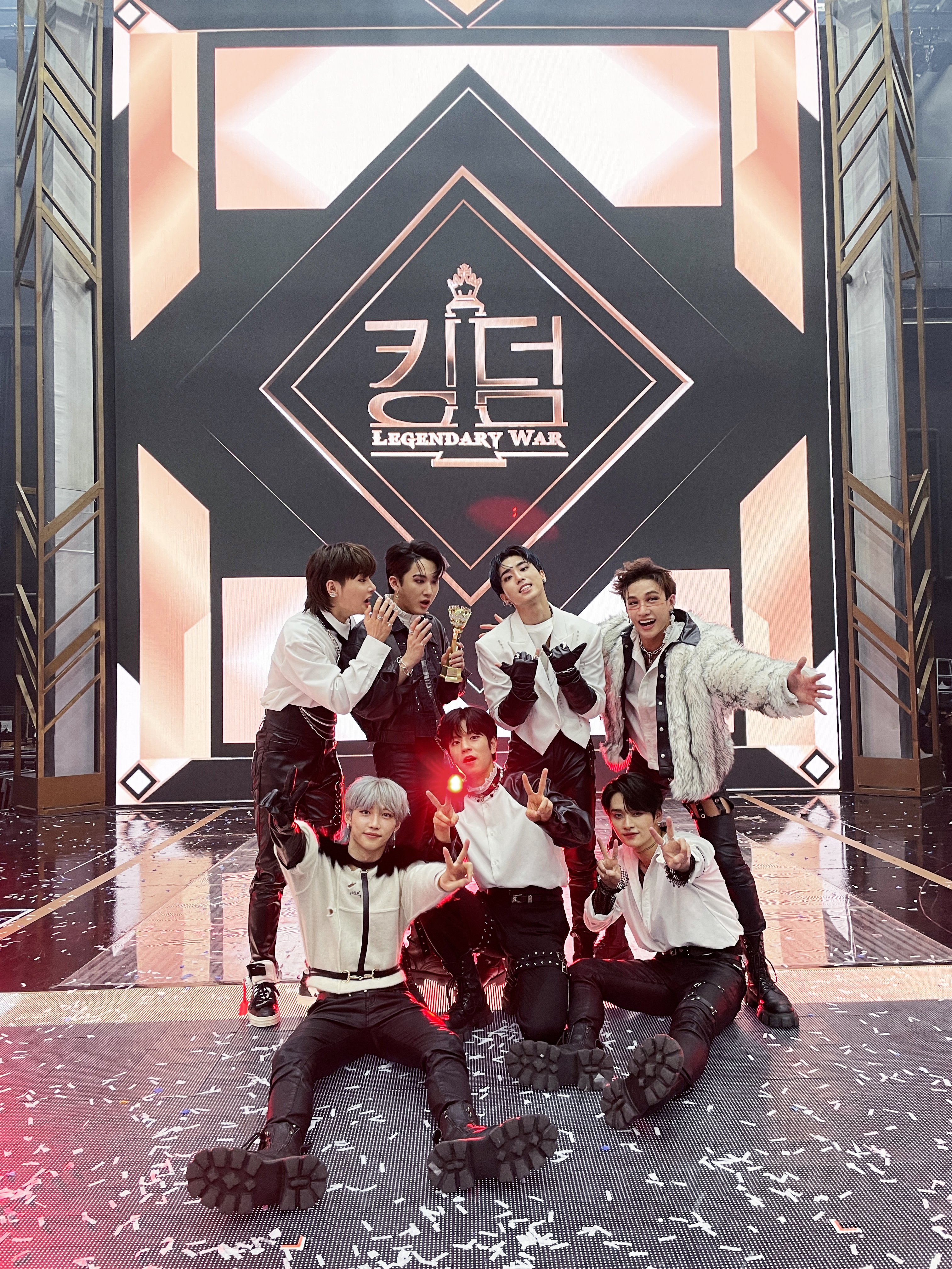 Amazon.co.jp: Stray Kids スキズ kingdom キングダム 写真集